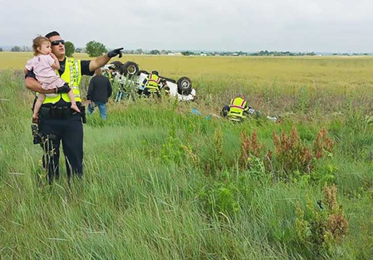 heroic-police-officer-distracts-child-car-accident-12