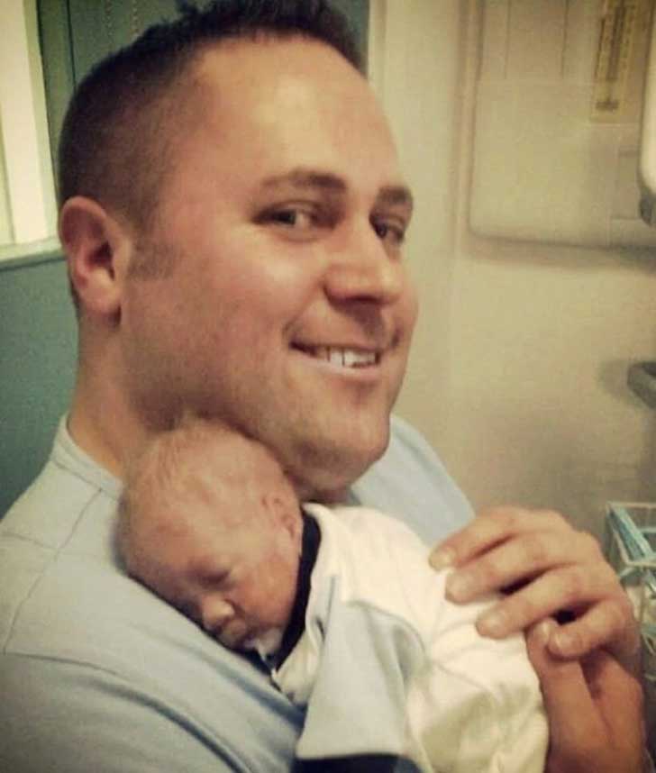 29FDE24100000578-3139945-Day_44_Father_Dean_is_pictured_holding_his_son_without_any_of_th-a-79_1435314430989-600x707