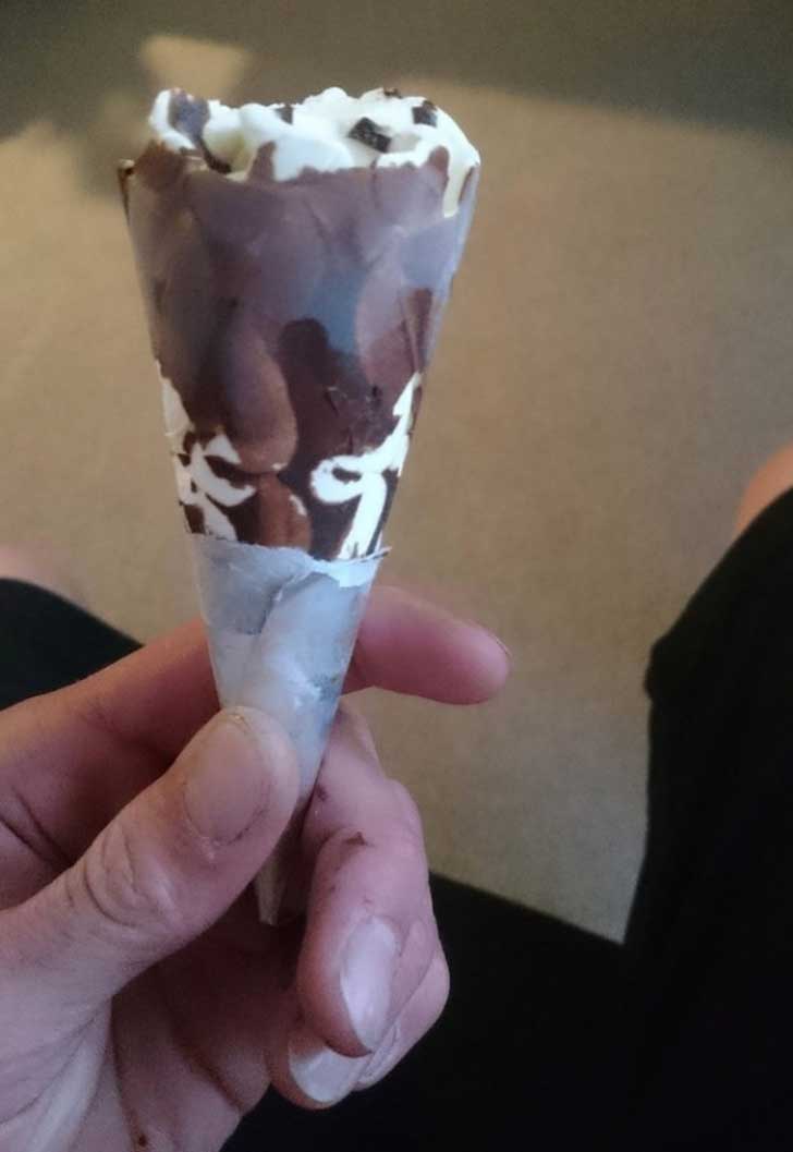 Un-helado-al-que-olvidaron-ponerle-galleta-alrededor