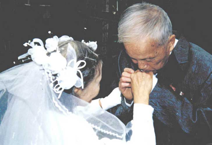 senior-couple-recreates-wedding-day-14