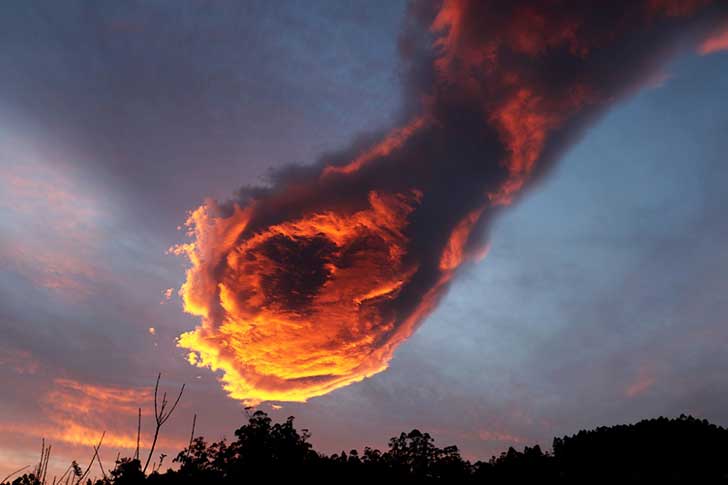 6698810-1000-1455717901-unusual-cloud-formation-fist-hand-of-god-portugal-raw