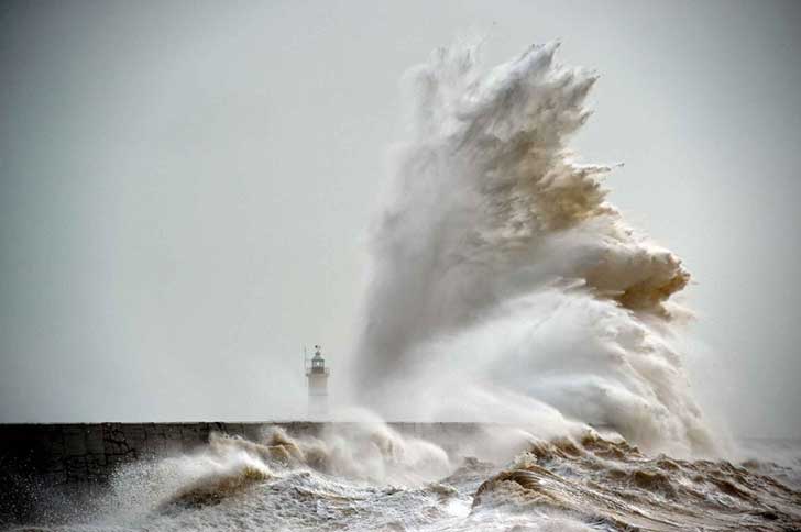 6698860-1000-1455717901-waves-crash-over-newhaven-lighthouse-2504-diaporama