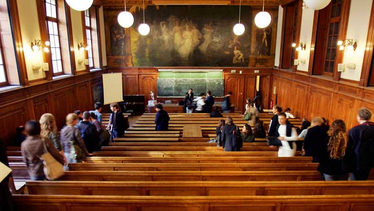 un-amphitheatre-dans-une-universite-en-france_4898157