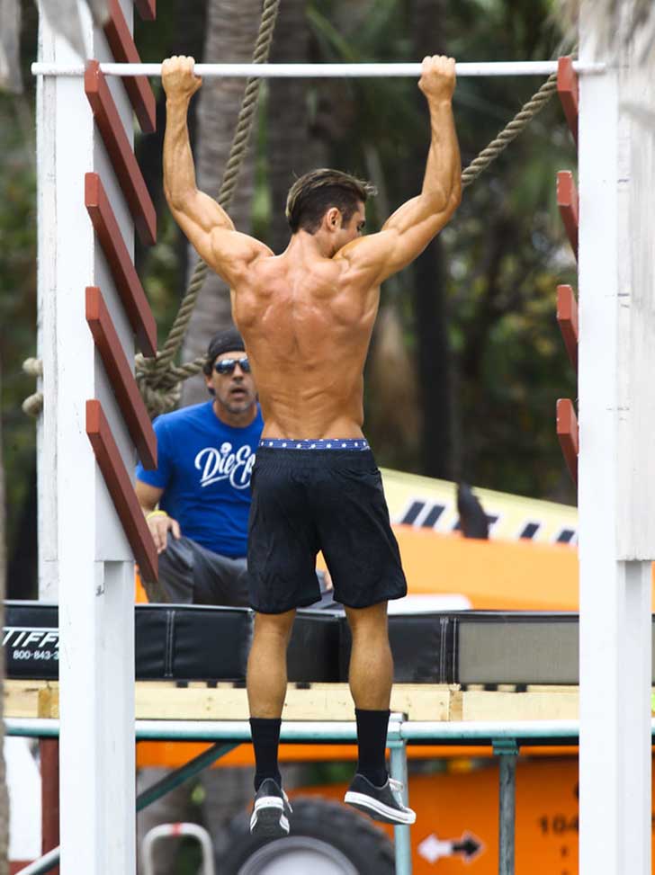 Un regalo. Estas fotos de Zac Efron sin camisa son para morirse - Imagen 7
