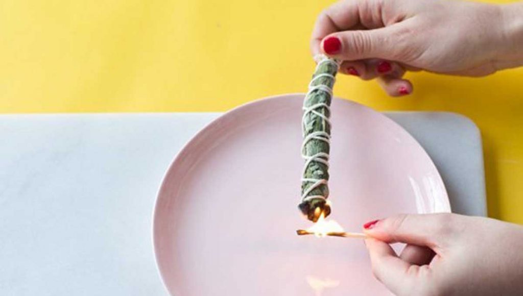 Haz que tu hogar huela delicioso con este incienso artesanal de hierbas