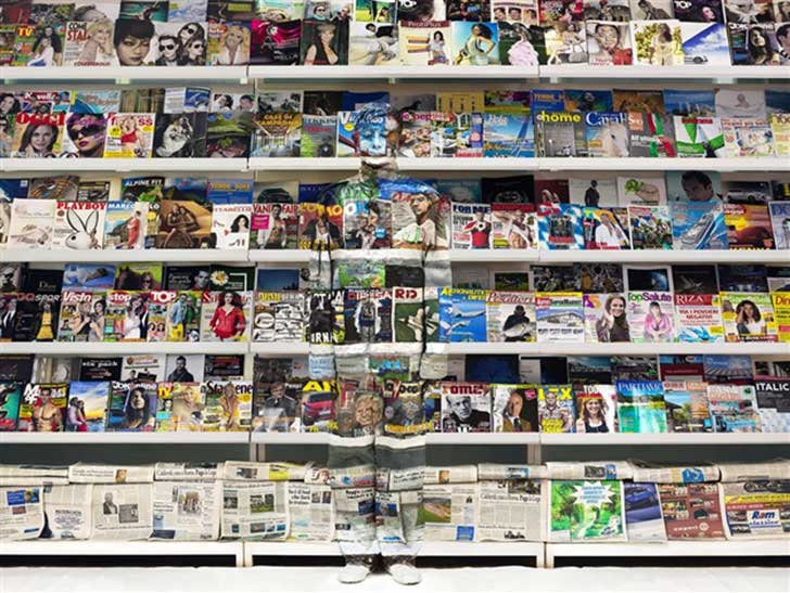 liu-bolin-hiding-in-italy--magazine-rack