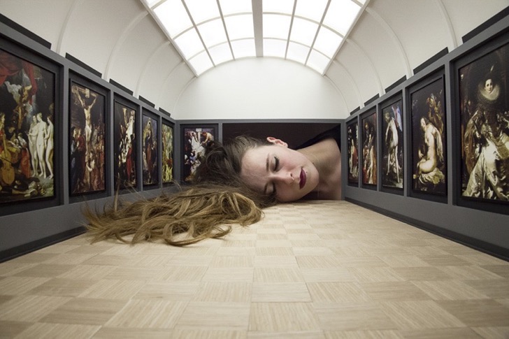 giant-heads-in-art-gallery-falsification-tezi-gabunia-10