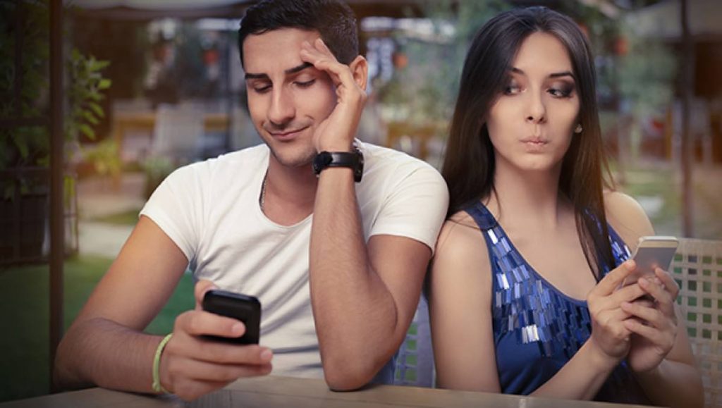 Te Puede Atraer Otra Persona Teniendo Pareja