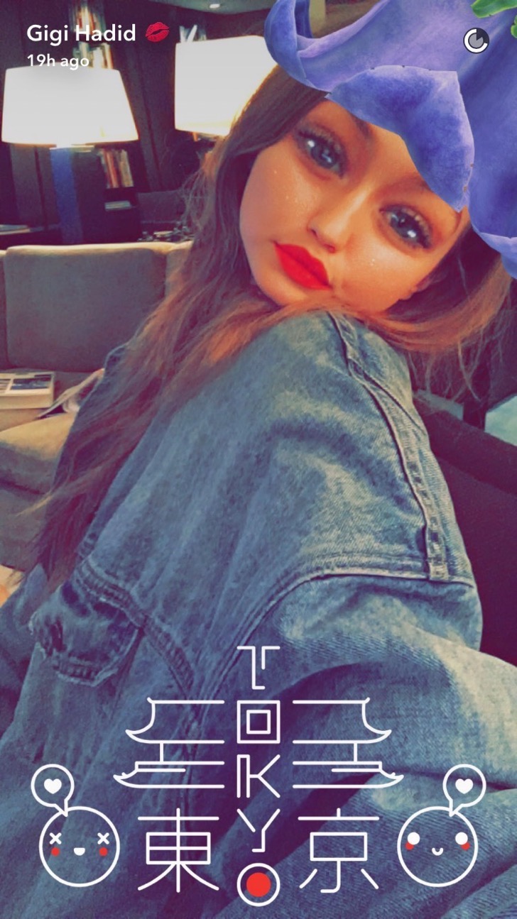 gigi-hadid-travel-mask-2-2