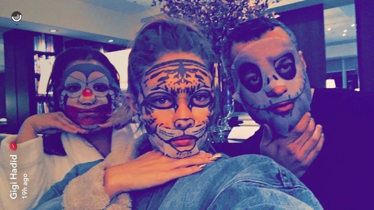 gigi-hadid-travel-mask-2