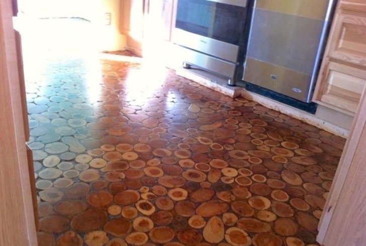 Vio un montón de troncos en el suelo. Luego decidió hacer algo