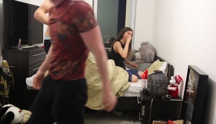 YouTube star has sex with best pals sister in brutal prank 2 - (V&Iacute;DEO) S&eacute; grabo teniendo sexo con la hermana de su mejor amigo, esto pas&oacute;.