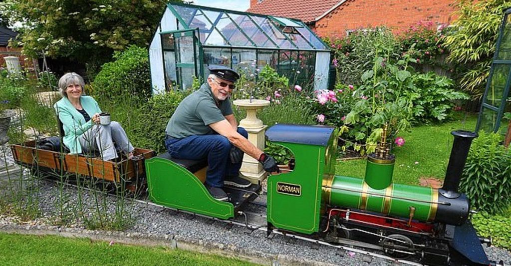 Fanático de ferrocarriles hace su propia pista de tren en sus jardines