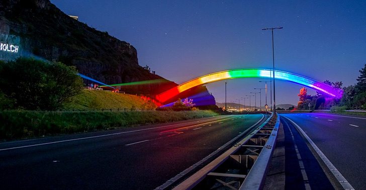 Puente se ilumina como un arcoíris para rendir homenaje a los trabajadores de la salud en Gales 2 Puente se ilumina como un arcoíris para rendir homenaje a los trabajadores de la salud en Gales
