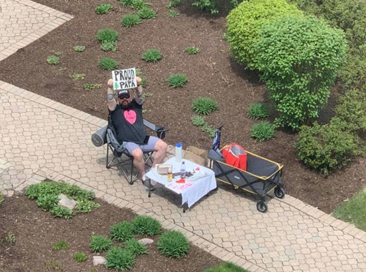Este hombre sólo puede ver a su esposa desde la ventana del hospital mientras espera para dar a luz 3 Este hombre sólo puede ver a su esposa desde la ventana del hospital mientras espera para dar a luz