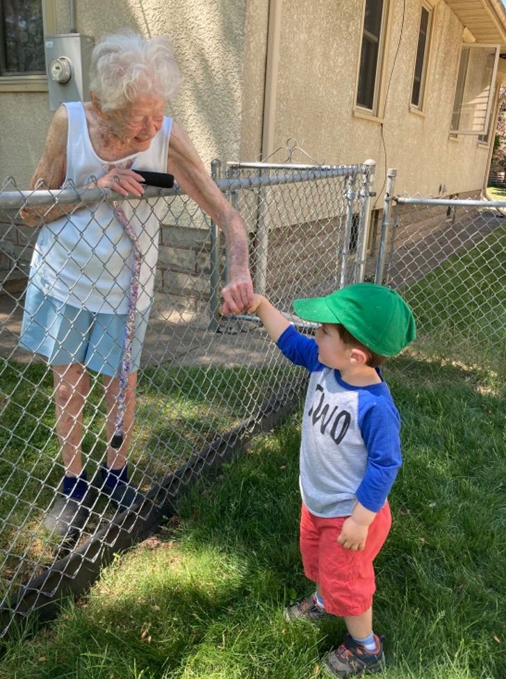 Niño de 2 años se hizo amigo de abuelita de 100 años en pandemia