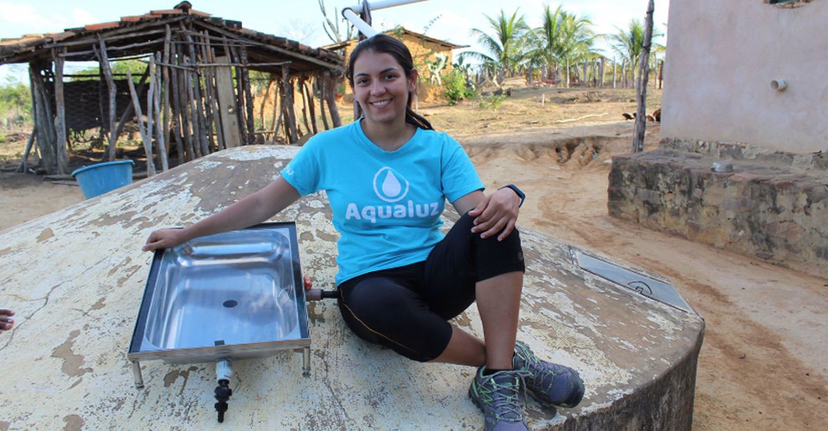 Joven brasileña crea filtro de agua que la purifica con luz solar. Le valió ser premiada por la ONU