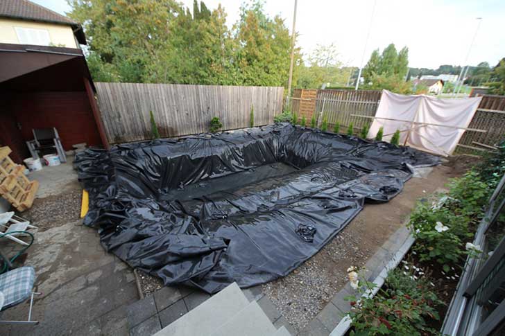 Ãl construyó una piscina natural en su jardÃn y el resultado es ...