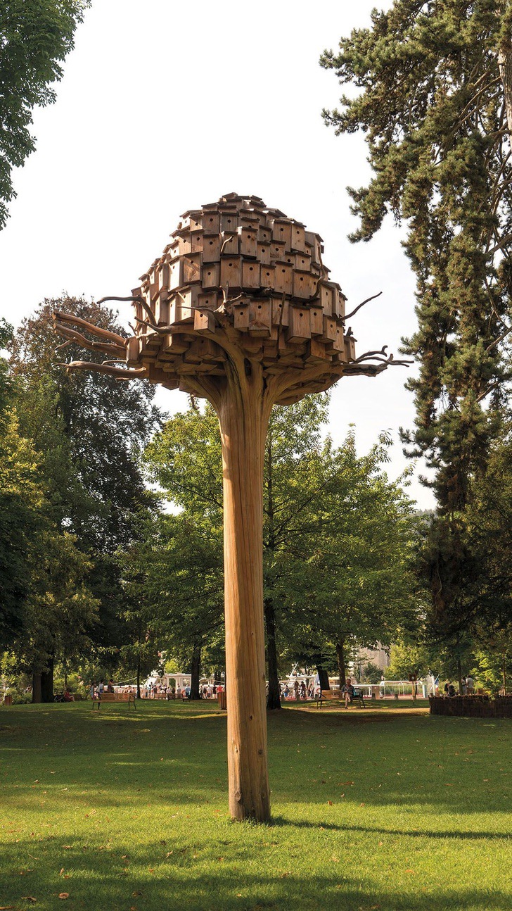 Artista construyó un edificio para pájaros en la copa de un árbol ...